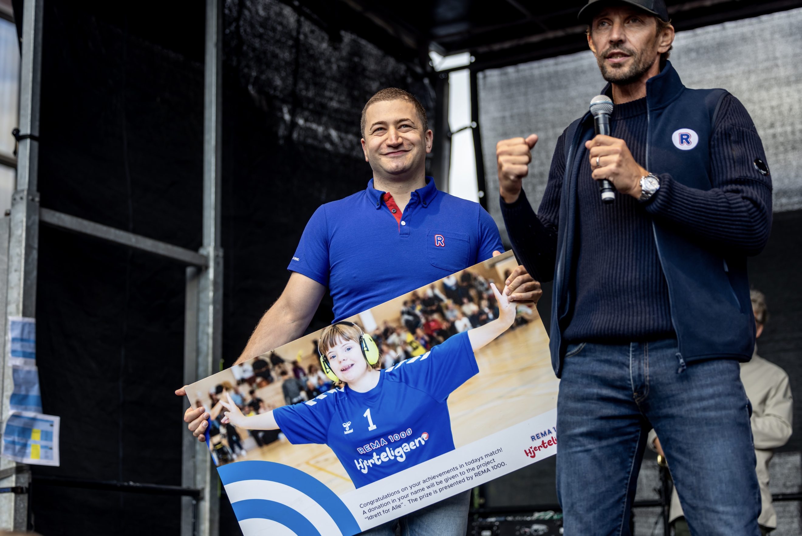 Vidar Riseth sammen med lokal kjøpmann delte ut en raus donasjon til prosjektet "Idrett for alle" under fredagens åpningsseremoni