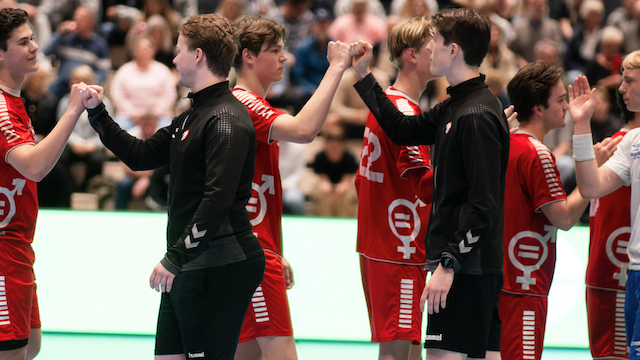 Dennis og Sindre hilser lagene lykke til med kampen. Foto: Jane Bjørnstad Bring_sluttspill_JaneBjørnstad_RØ159_optimalisert.png