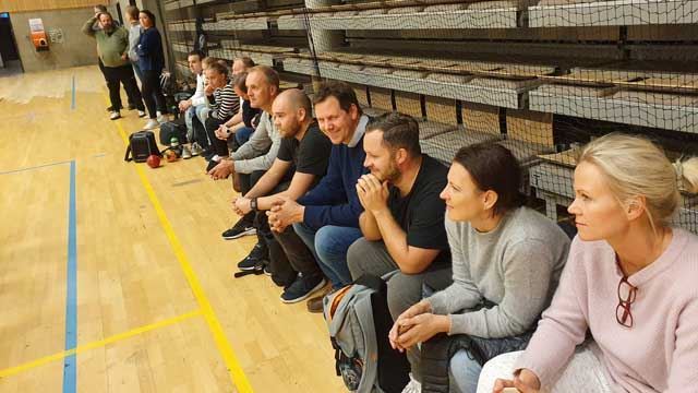 Deltagerne på trener 4 var på plass på Vipers trening i Aquarama. Aker Topphåndballs, Henrik Wilhelmsen, smilte lurt når han fikk innblikk hos de aller beste Deltagerne på trener 4 var på plass på Vipers trening i Aquarama. Aker Topphåndballs, Henrik Wilhelmsen, smilte lurt når han fikk innblikk hos de aller beste