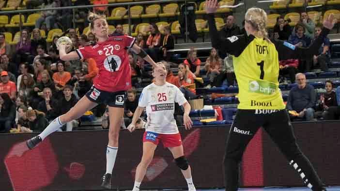 Sunniva Amalie Næs Andersen i aksjon i kampen mellom  Norge og Danmark i Golden League landslagsturneringen i håndball for kvinner i Nederland