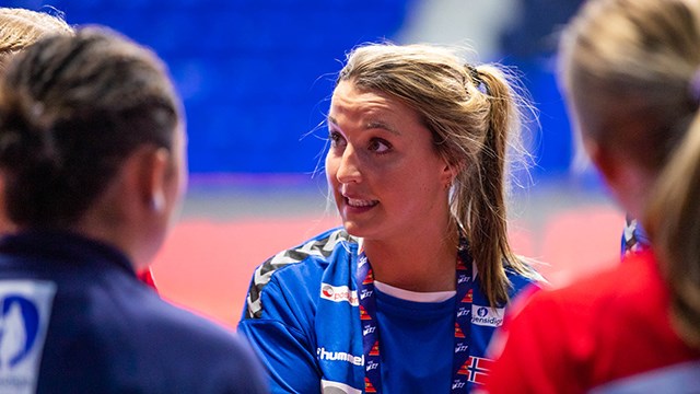 Trener Ane Mällberg prater til spillerne under en timeout i EM 2023.