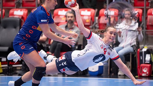 Live Rushfeldt Deila scoret to av Norges mål. Norges Live Rushfeldt Deila i kamp med Hollands Larissa Nusser under håndboldkampen mellem Holland og Norge i turneringen Golden League i Holstebro lørdag den 23. november 2024. (Foto: Bo Amstrup/Ritzau Scanpix)