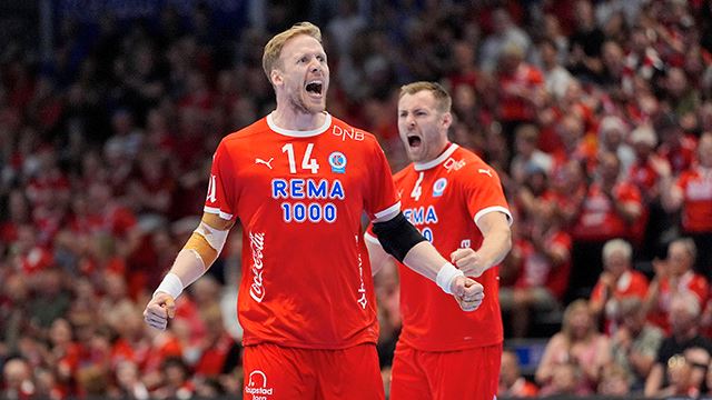 Trondheim 20240529.
Elverums Magnus Gullerud og Vetle Eck Aga under håndballkampen i sluttspillet mellom Kolstad og Elverum i Kolstad Arena.
Foto: Ole Martin Wold / NTB