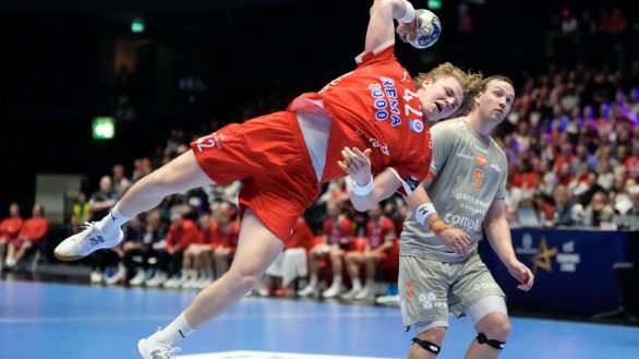 Martin Hernes Hovde og Sander Sagosen møttes nylig i EHF Champions League. Foto: Ole Martin Wold / NTB 20251008 Martin Hernes Hovde Sander Sagosen Champions League Kolstad Aalborg 2 Foto Ole Martin Wold NTB.jpg