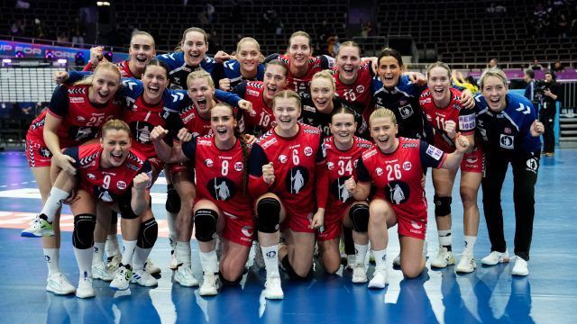 20250712 Håndballjentene lagbilde.jpg