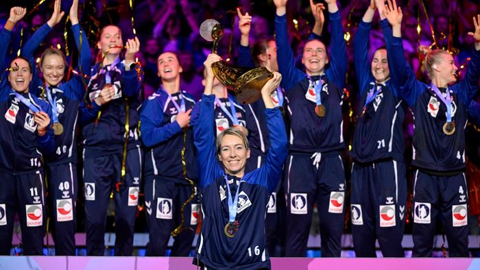 Norway's goalkeeper #16 Katrine Lunde (C) celebrates with the IHF Women's Handball World Cup trophee as Norway's players pose during the podium ceremony after winning 1st place in the IHF Women's Handball World Championship at the Rotterdam Ahoy Arena, in Rotterdam on December 14, 2025. (Photo by JOHN THYS / AFP)