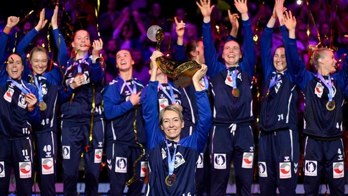 20251215 LKS VM Norge Katrine Lunde med trofeet gullfeiring foto JOHN THYS AFP ntb.jpg