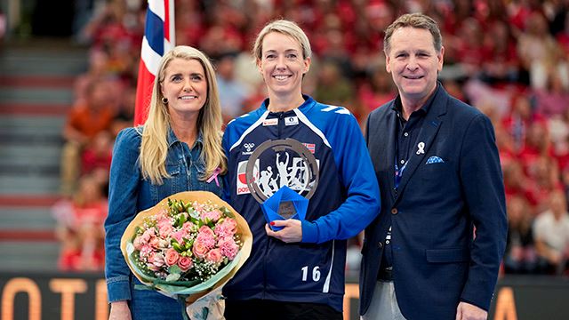 Katrine Lunde (i midten) mottok prisen som beste målvakt Larvik 20251015.
Norges keeper Katrine Lunde flankert av Randi Gustad og Erik Langerud før håndballkampen i EHF EURO Cup mellom Norge og Romania i Jotron Arena.
Bildet er tatt på oppdrag for Norges Håndballforbund, men kan brukes av redaksjonelle kunder av NTB.
Foto: Fredrik Varfjell / NTB