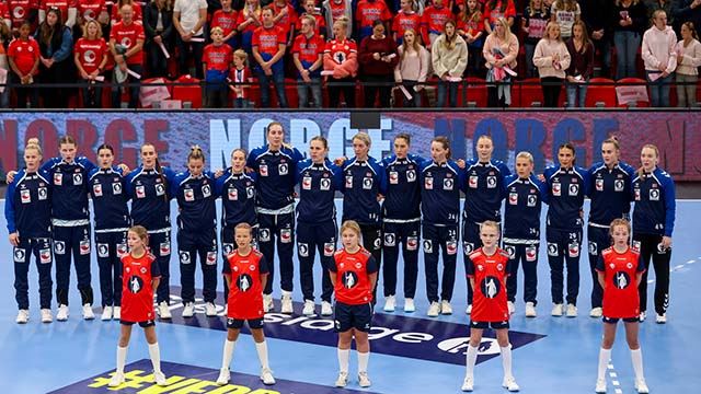 20251015 LKS Landslagsmaskoter i Jotron Arena.jpg