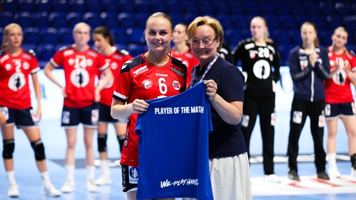 Milla Haugerstuen Breen mottok prisen som Norges beste spiller av Bente Aksnes etter matchen. 20250714 EHF EURO U19 milla haugerstuen breen og bente aksnes foto vuk raicevic ehf.jpg