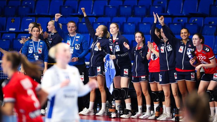 Foto: Vuk Raicevic / EHF 20250715 EHF EURO U19 LK06 benken foto vuk raicevic ehf 640 360.jpg