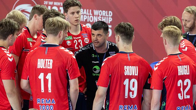 Juniorgutta vant komfortabelt over Uruguay i den andre VM-kampen. Bildet er fra mesterskapets første kamp. 20250619 LM04 timeout.jpg