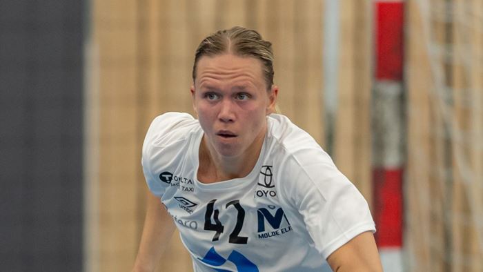 Jenny Carlson (bildet) og Fanny Elovsson ble viktige for Molde med henholdsvis 9 og 7 mål mot Skara. Bildet er fra en tidligere kamp. 2025 Jenny Carlsson.jpg