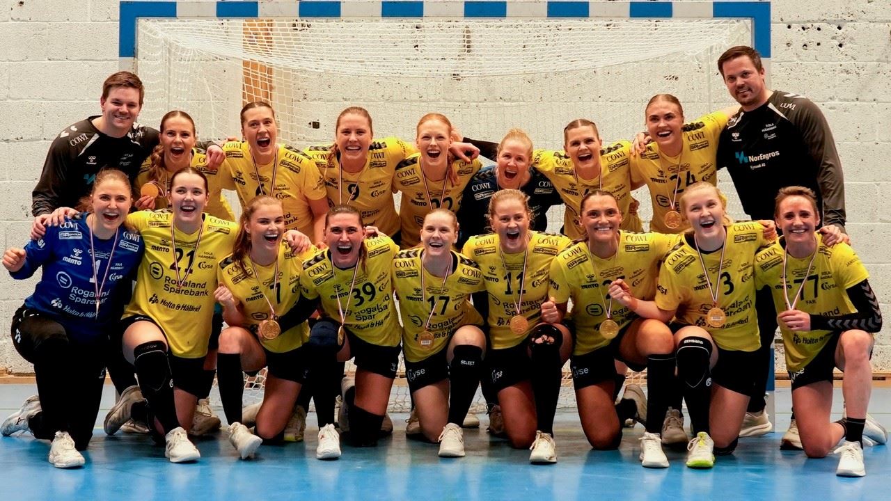 20260326 REMA 1000 ligaen byåsen sola seriemester lagbilde med gullmedaljer foto ole martin wold ntb.jpg