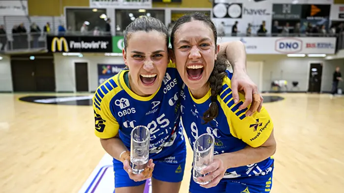 Sola 20260531. 
Storhamars Anniken Obaidli og Mathilde Rivas Toft etter seieren i sluttspillfinalen i håndball mellom Sola og Storhamar i Åsenhallen.
Foto: Carina Johansen / NTB