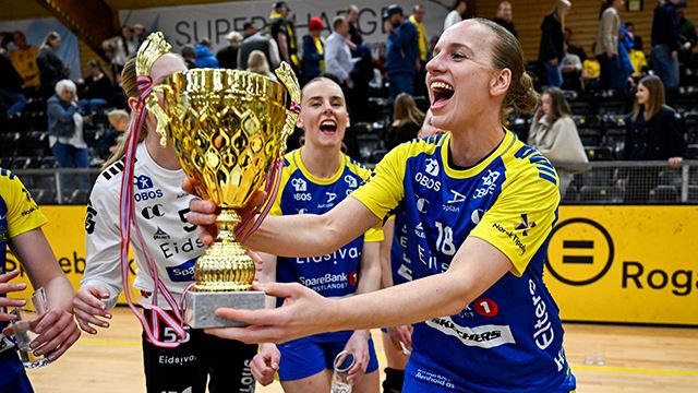 Sola 20260531. 
Storhamars Pernille Brandenborg med pokalen etter seieren i sluttspillfinalen i håndball mellom Sola og Storhamar i Åsenhallen.
Foto: Carina Johansen / NTB