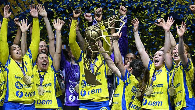 Metz' players celebrate with the trophy after winning the EHF Women's Handball Champions League final match between Gyori Audi ETO KC and Metz Handball in Budapest on June 7, 2026. (Photo by Attila KISBENEDEK / AFP)