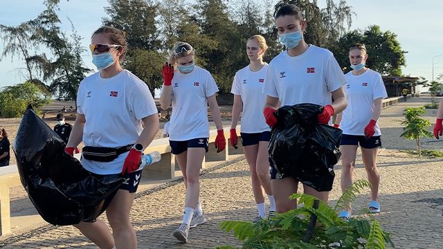 20260409 Beachjenter på strandrydding.jpg