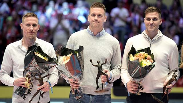 20260117 Jøndal, Lie Hansen og Myrhol med Håndballstatuetten.jpg