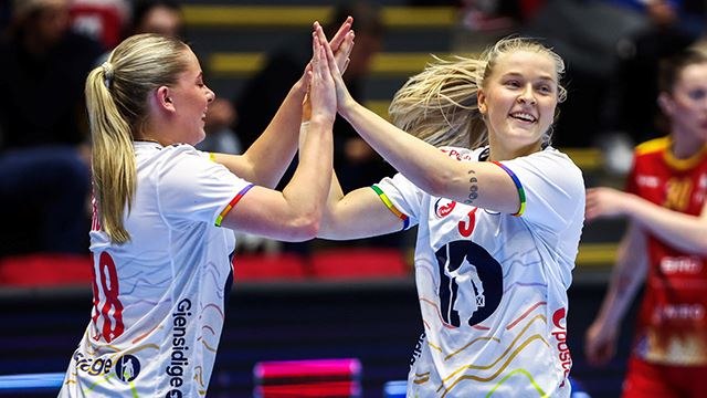București, Romania 20260408. 
Norges Frida Brandbu Andersen og Norges Stella Waagan Kruse under håndballkampen i EHF Euro Cup mellom Romania og Norge i Polyvalent Hall i București.
Foto: Nikola Krstic / NTB
