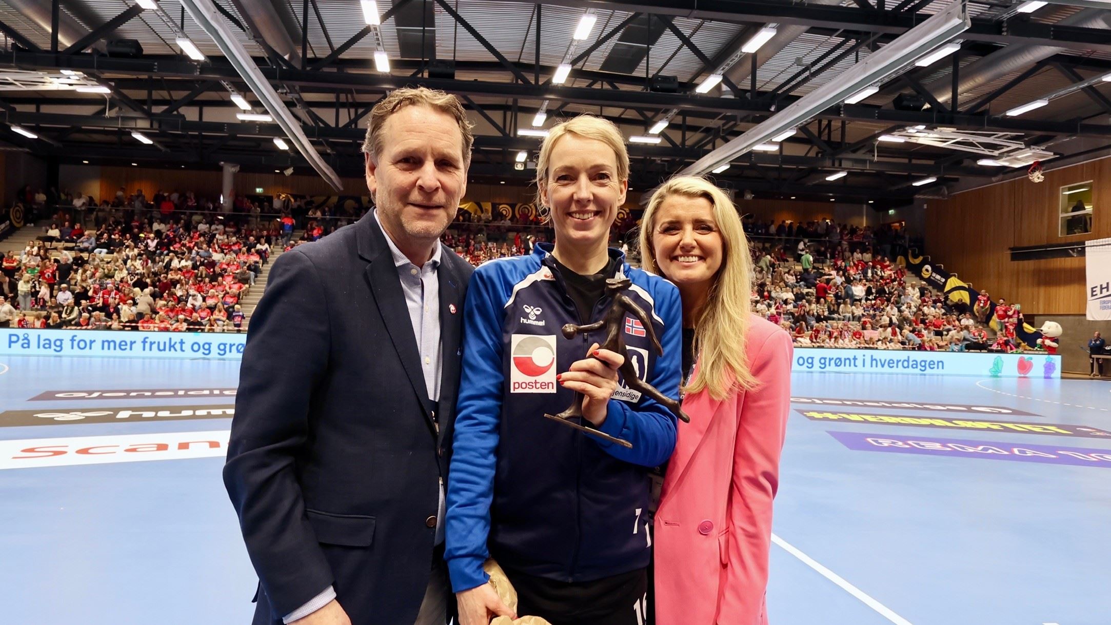 20260412 EHF EURO Cup NOR SVK Katrine Lunde håndballstatuetten m randi gustad og erik langerud foto benedicte olsen nhf 640 360.jpg