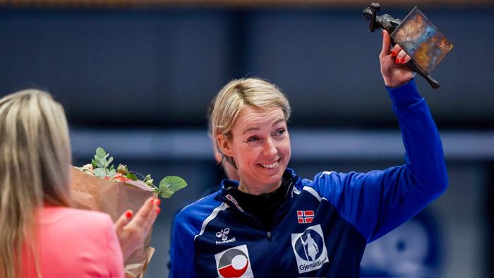 20260412 EHF EURO Cup NOR SVK Katrine Lunde mottar håndballstatuetten av randi gustad foto trond teigen ntb 640 360.jpg
