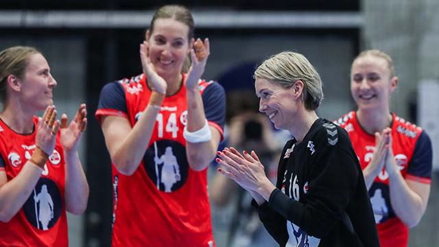 20260412_Lunde klappes av banen.jpg