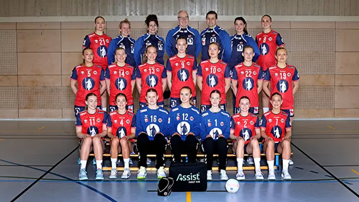 LK06 lagbilde 2026. Foran f.v. Line Strand-Larsen, Vanessa Bråten Gulbrandsen, Leah Isabell Langaard, Hennie Nygård Hellebust, Maja Linnea Gulliksen, Lise Aggerholm Brunsvik, Julia Hessen. Midten f.v. Ingeborg Johanne Nyborg Tømmervåg, Julie Ellingsen, Sofie Sandø Kleiven, Thea Ellen Löfstedt, Maja Leinan, Mathilde Aas Fjelddalen, Ada Alstad. Bak f.v. Edle Eik Litland, Kari Kristensen, Vedrana Terzic, Axel Stefansson, Lars Rune Haslestad, Ane Victoria Ness Mällberg, Milla Haugerstuen Breen.