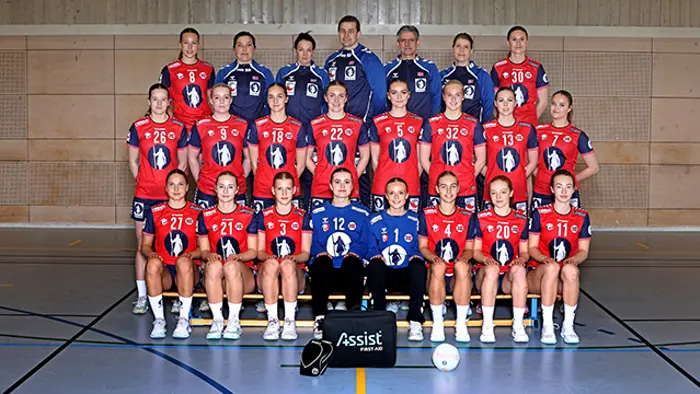 2026 Lagbilde LK08. Foran f.v. Kata Bali, Signe Enger-Larsen, Signe Furulund-Brørby, Marie Bekkevik Laxå, Mali Hauge Jameson, Nea Angelina Holand Frydenlund, Kaja Ørving Jensen, Mina Dancke Markussen. Midten f.v. June Skei, Maren Brøndmo Sletnes, Ingrid Sønsterud-Kroken, Selma Berland, Marie Lutro Allison, Vera Braut Brunes, Milla Kristin Breda-Ruud, Ingrid Remøy Evjen. Bak f.v. Cerina Nord-Varhaug, Guro Horten Solberg, Bente Lunke Norum, Lars Rune Haslestad, Tore Johannesen, Hilde Wikheim, Oda Ragnhild Bekker Olsen.