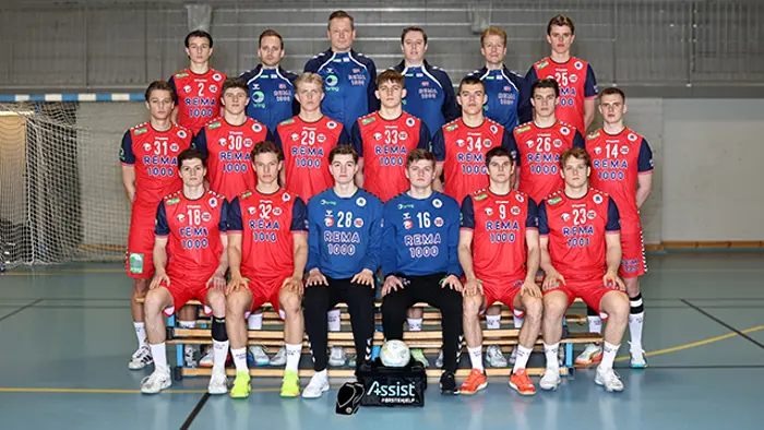 2026 Lagbilde LM06: Foran f.v. Simen Revheim Gleditsch, Kristian Kibsgård, Vetle Revheim Gleditsch, Oskar Hallerud Lindell, Vemund Norheim Ask, Christian Seierstad. Midten f.v. Amandus Vatnedal, Jesper Dolva, Jonas Søyland Andersen, Eimantas Januskevicius, Alexander Løke Gautestad, Vetle Mellemstrand Bore, Torstein Årberg Garmann. Bak f.v. Edvard Aasberg-Andreassen, Fredrik Tønne, Mads Fjelddalen, Jørgen Laug, Joakim Schanke Stensø, Nikolai Nordås Steinsland.
