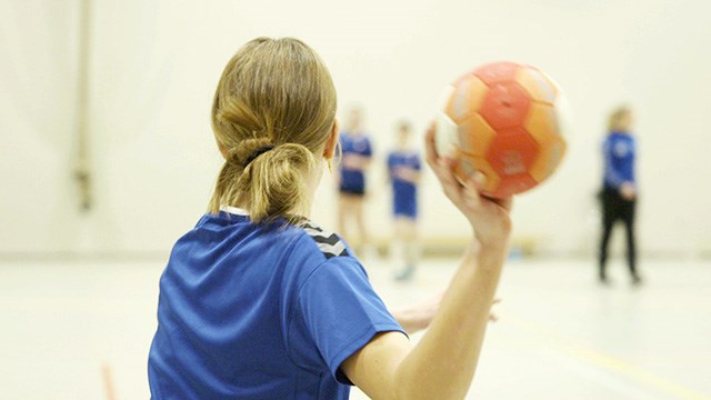 Barn kaster ball til annen spiller. Trygg på trening i samarbeid med Redd Barna