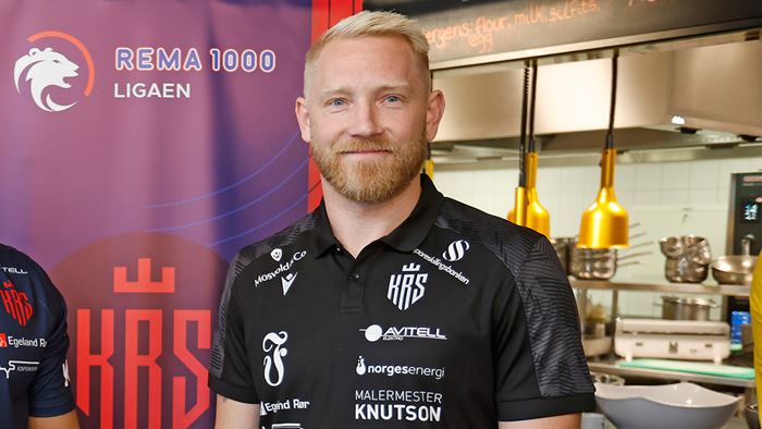 Victor Skillhammar er ny hovedtrener for Kristiansand Topphåndball. Hovedtrener Victor Skillhammar og spiller Helgi Hildarson Hoydal