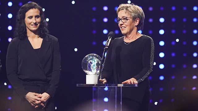 Brit Eirin Tungeland fra Os fikk prisen Årets ildsjel under Idrettsgallaen på Hamar lørdag. Prisen ble delt ut av Kjetil André Aamodt og Marit Bjørgen (i bakgrunnen). Foto: Fredrik Hagen / NTB scanpix 20200104-Idrettsgallaen-Tungeland,-Brit-Eirin-Foto-Fredrik-Hagen-NTB-scanpix.jpg