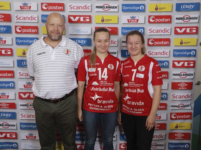 Christer Karlsson med to av spillerne før sesongstart. Foto: TV 2 Fredrikstad.jpg