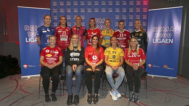 En spiller fra hver av kvinneklubbene. Bak f.v. Thea Stankiewicz, Andrea Rønning, Henny Ella Reistad, Dorthe Groa, Mia Svele, Julie Bøe Jacobsen, Vilde Johansen. Foran f.v. Malin Ekeberg, Eli Raasok, Sherin Obaidli, Camilla Herrem og Sofie Vinde Norum. Foto: Svein André Svendsen/NHF 20190827-Rema-1000-ligaen-kvinner-Foto-Svein-André-Svendsen.jpg