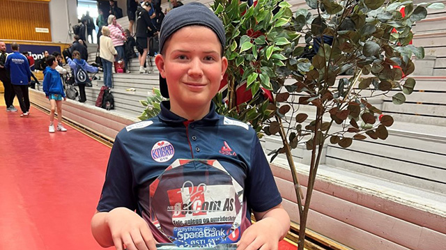 Kornelius p&aring; bordtennis