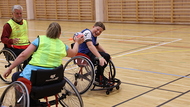 Kornelius spiller rullestolh&aring;ndball