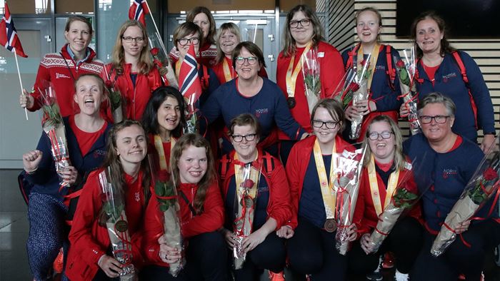 STOLTE: De norske bronsevinnerne fra World Special Olympics i Abu Dhabi. Foto: Sofie Torlei Olsen / Norges Idrettsforbund Håndballmottagelse Foto Sofie Torlei Olsen (2).jpg