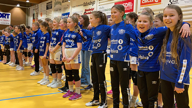 Flisa J12 ble møtt av nasjonalsang, flagg og bjeller før kampen mot svenske Torsby. Foto: Hanne Briskerud 20220215 lagoppstilling.png