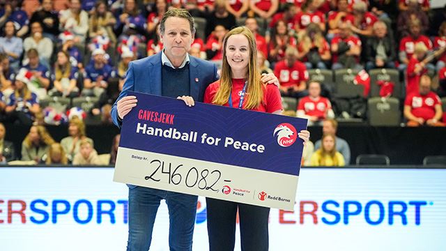 Generalsekretær i Norges Håndballforbund, Erik Langerud, og Redd Barna-representant Vilde Bergmann Winge. Overrekkelse av sjekk fra Handball for Peace til Redd Barna.