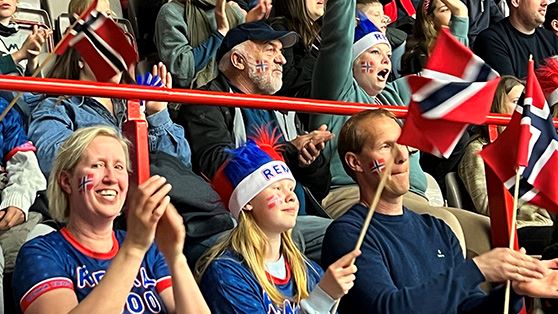 Bakre rad: Ragnar Enger og Gro-Anita Viflat. Fremste rad f.v.: Marit Helene Olsen og familie. Foto: NHF 20230430 Frelsesarmeen på kamp.jpg