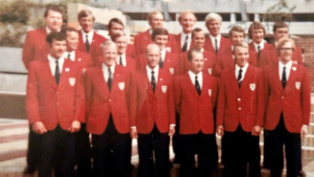 Gutta som spilte OL i 1972 - her sammen med president og ledere - skal nå møtes i Larvik. ol-1972-jpg.jpg