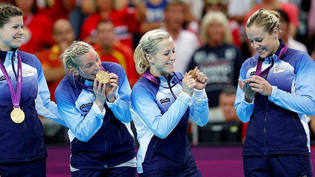 Kari Aalvik Grimsbø, Ida Alstad, Heidi Løke og Tonje Nøstvold under medaljesermoni i OL 2012