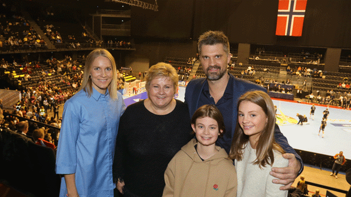 2019-Håndballstatuetten-til-Kjelling-og-Hammerseng-Edin-sammen-med-Erna-Solberg-foto-Svein-Andre-Svendsen.gif