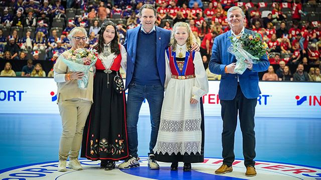 Jorunn Pollestad (t.v.) og Tor-Jan Stokkedal (t.h.) fikk sin utmerkelse under helgens Intersport Cup. Oslo 20221029.
Utdeling av NHFs fortjenestemerke i gull til Jorunn Pollestad og Tor-Jan Stokkedal for deres mangeårige innsats i hhv. Appellkomiteen og Valgkomiteen i Norges Håndballforbund. Generalsekretær Erik Langerud står for overrekkelsen.
Foto: Beate Oma Dahle / NTB