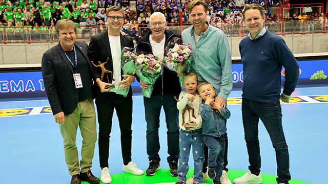Kåre Geir Lio (t.v.) og Erik Langerud (t.h) overrakte heder til Ole Erevik, Geir Østerbø og Erlend Mamelund.