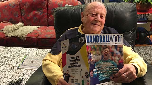 82-åringen følger godt med også på internasjonal håndball. 20230612 Otto Th. Pedersen med Håndball Woche.jpg