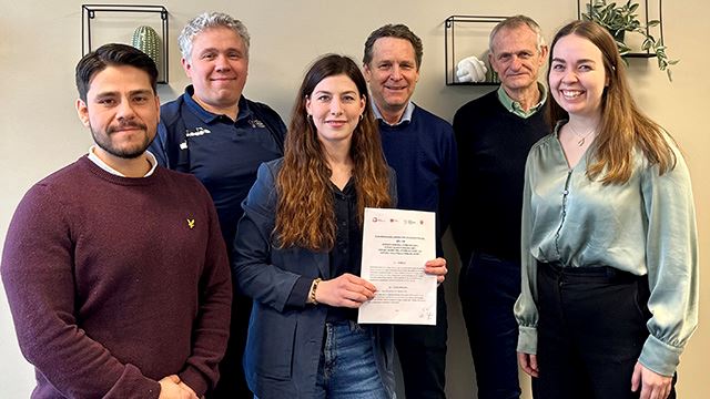Fra venstre Christoffer Myrvold Wernersen (NHF), Axel Langaker (NBBF), Guro Røen (NVBF), Erik Langerud (NHF), Tomas Jonsson (NBF)., og Julie Indstad Hole. Foto: Benedicte W. Olsen 2024 signering avtale mellom særforbund christoffer myrvold wernersen erik langerud julie indstad hole foto benedicte watne Olsen nhf.jpg