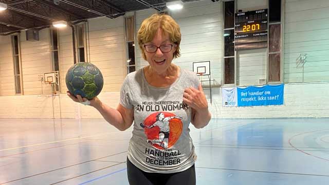 "Aldri undervurder en gammel dame som er født i desember og spiller håndball" "Aldri undervurder en gammel dame som er født i desember og spiller håndball"