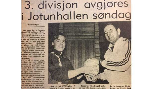 Sammen med Frank Beck trente hun Runar sitt herrelag. Sammen med Frank Beck trente hun Runar sitt herrelag.